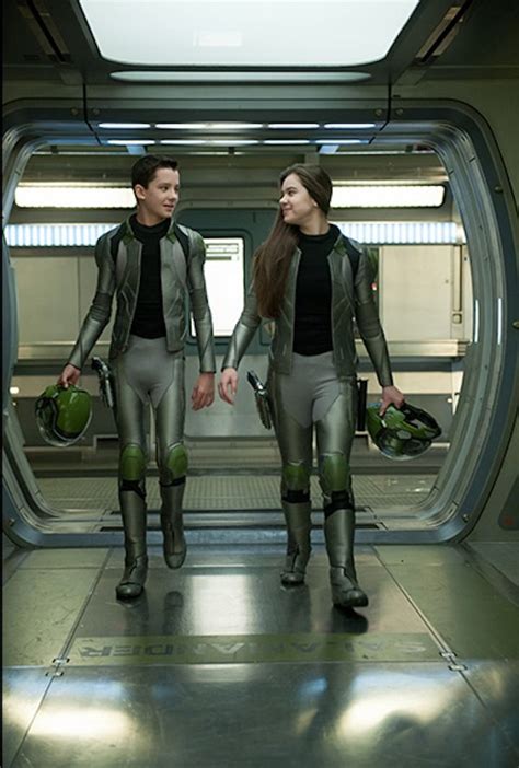 Latest Ender S Game Photos Showcase The Battle Room And Hailee Steinfeld